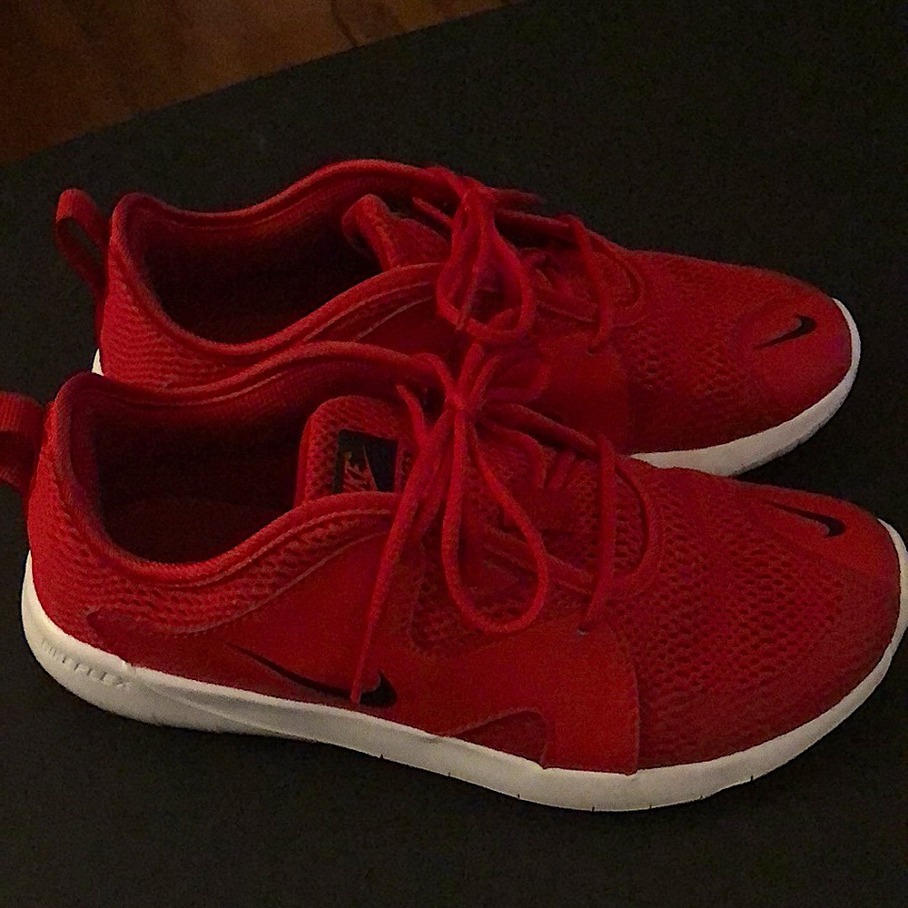 Nike Boys 4 Youth red & white sneakers
